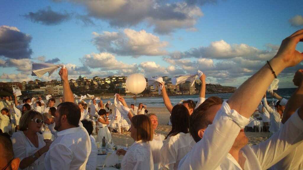 The waving of the serviettes is done en masse, and signals the start of the meal